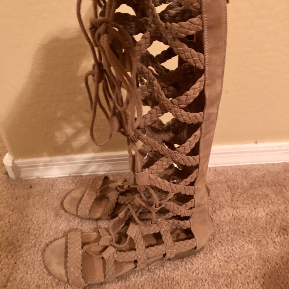 Report tan gladiator sandal 8 1/2 but fits like 9.